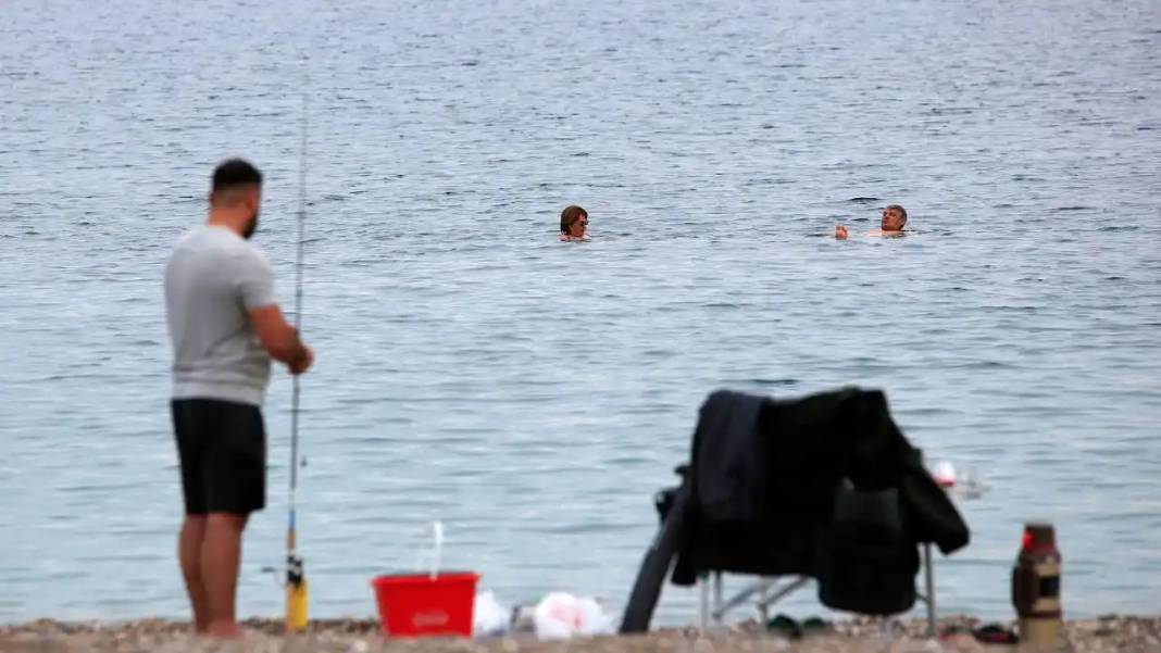 Antalya’da Bahar Havası: Kasım Ayında Denizin Keyfini Çıkardılar 8